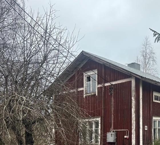 Sample iPhone HEIC photo of a rural red house in winter Sample iPhone HEIC photo of a rural red house in winter